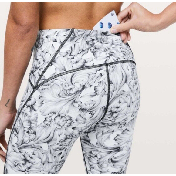 Lululemon Leggings Sz 6 Train Times 7/8 Pant Light Garden White Black Floral - Picture 8 of 13
